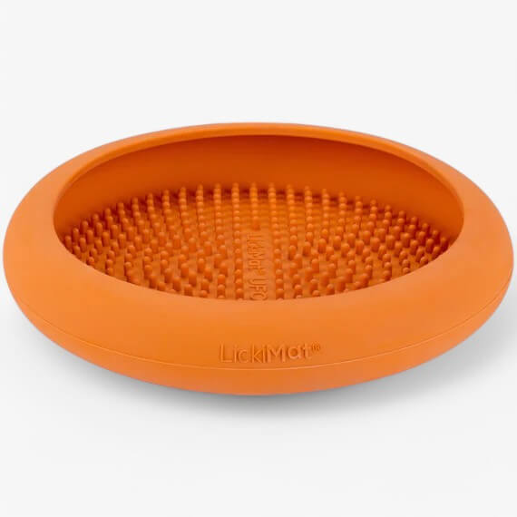 LickiMat UFO lēnas ēšanas bļoda, oranža gumijas virsma ar 3D reljefu, ideāla suņu barošanai.